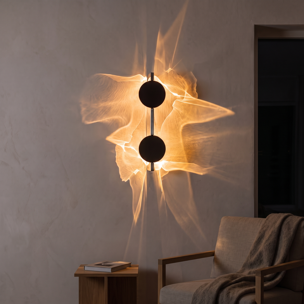 Aria tent ved siden av en lesestol med taklampen slukket