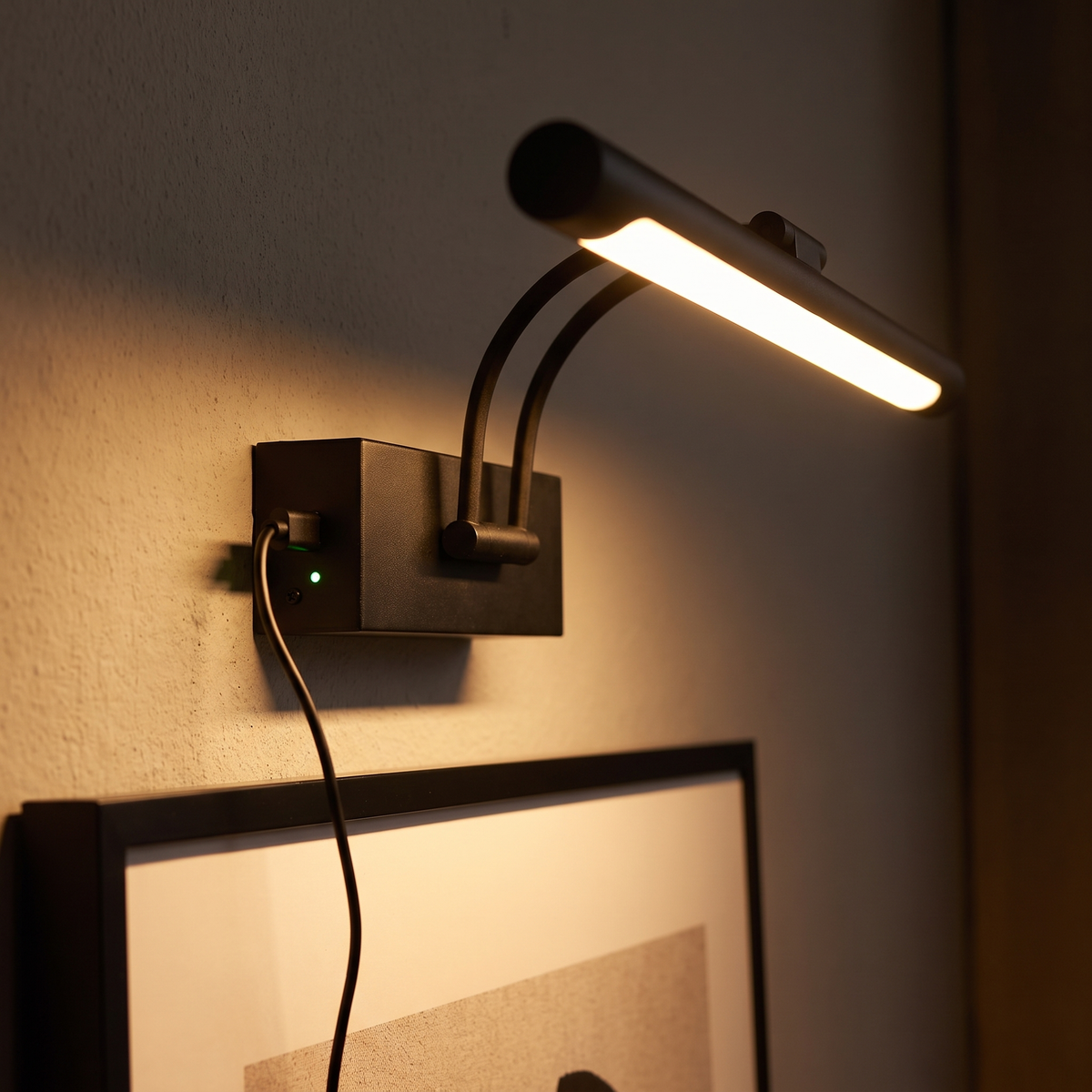 Lades der den henger: USB-C-kabel i siden av boksen, grønt lys når den er full