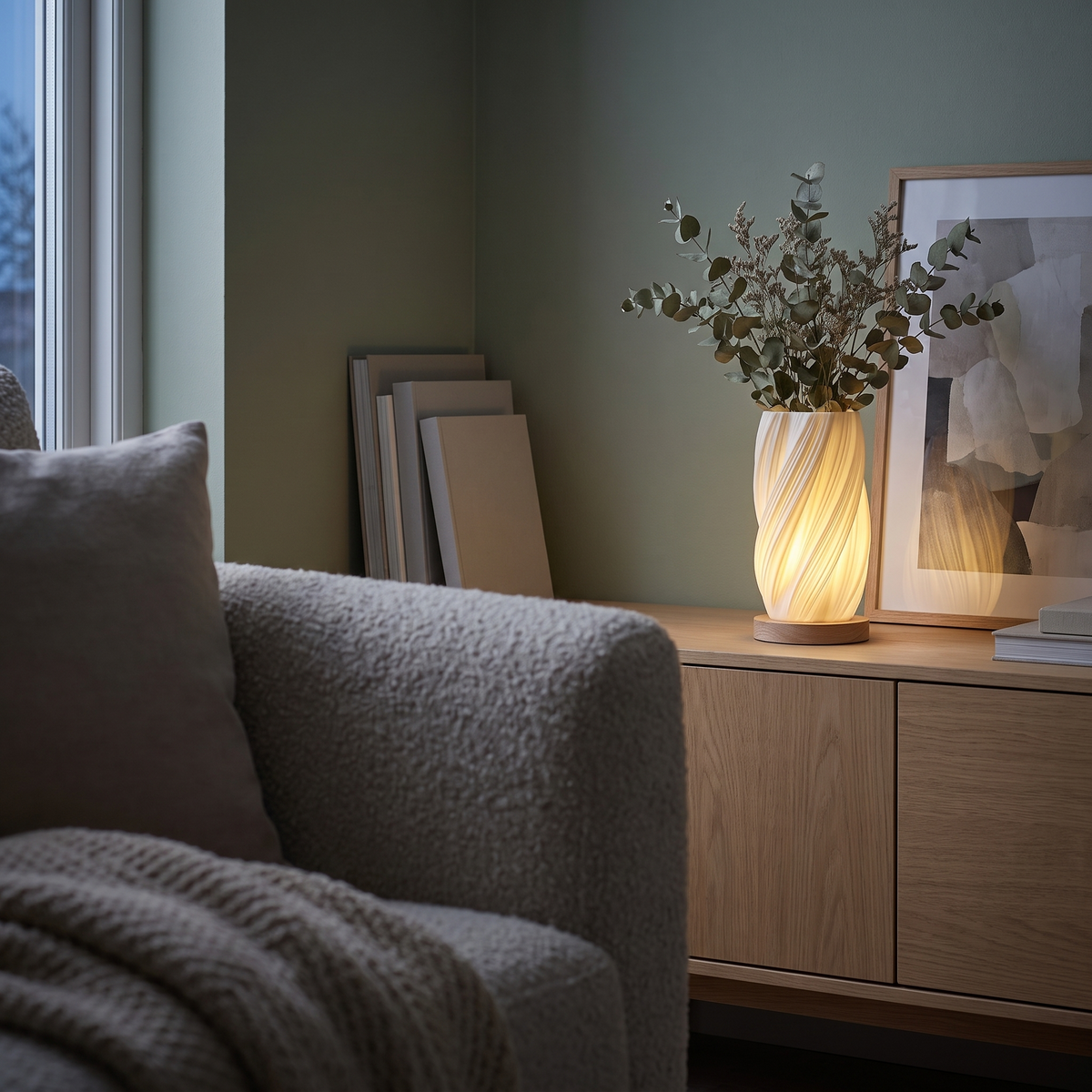Sela tent med tørket eukalyptus på skjenken i stua, taklampen slukket, en novemberkveld