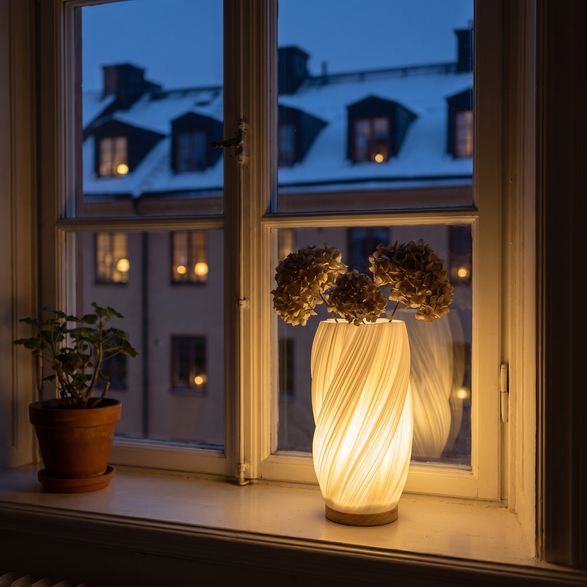 Sela tent i vinduet en vinterkveld