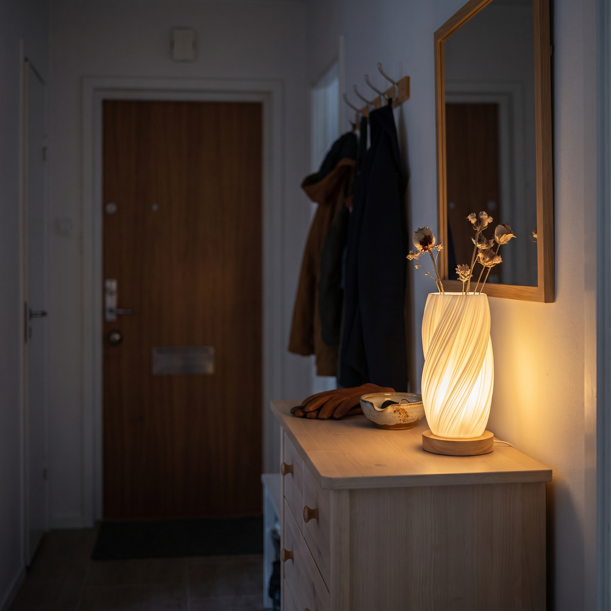 Sela tent på kommoden i gangen en mørk ettermiddag
