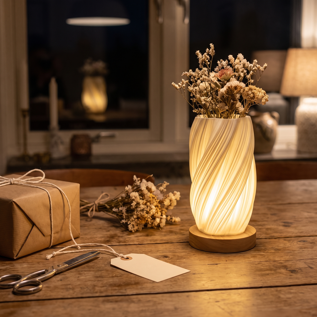 Sela tent ved siden av en innpakket gave, hyssing og tørkede blomster