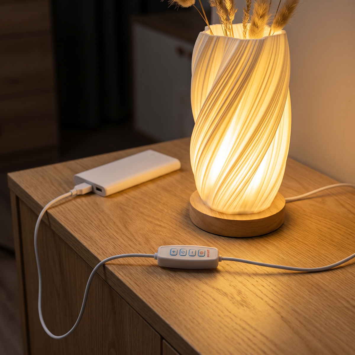 Selas ledning med knappepanelet, koblet til en powerbank