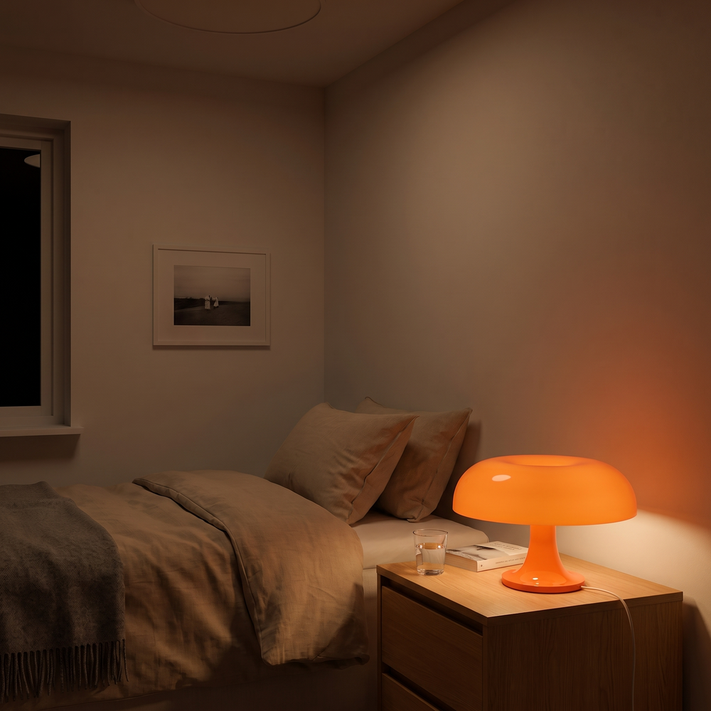 Samme soveromshjørne med taklampen slukket og Sienna tent på nattbordet til høyre